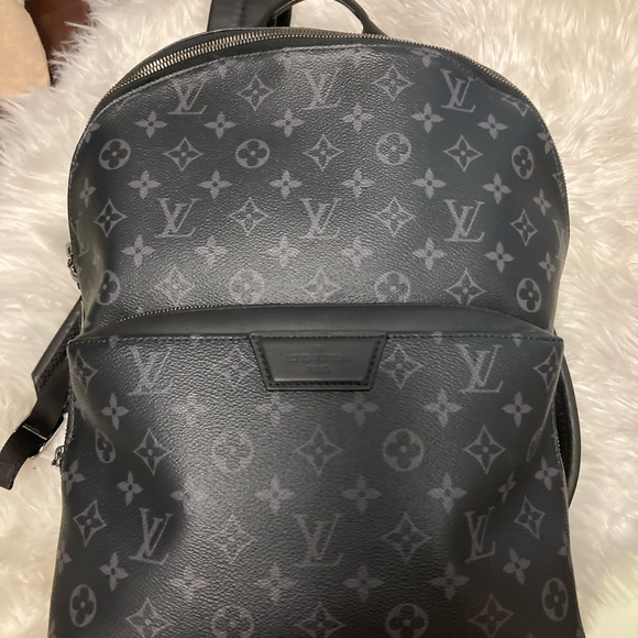 LOUIS VUITTON
Monogram Eclipse Discovery - Picture 8 of 16